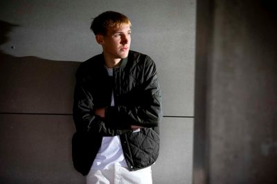 Oskar Boesen har oplevet skyggesiderne af livet som fodboldspiller. Fra asfalten i Sydspanien til kunstgræsset på Jysk Park.