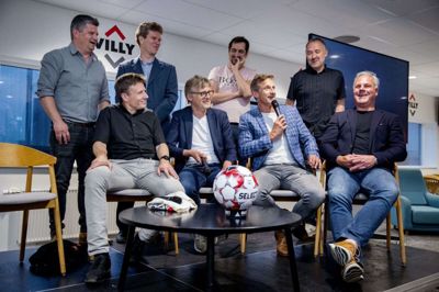 En stribe SIF’ere var samlet, da mesterskabet fra 1994 blev fejret i 2019. De fleste af dem er med på avisens liste med de 50 SIF-navne. Her er det fra venstre, Allan Reese, Bora Zivkovic, Keld Bordingaard. Forrest fra venstre: Christian Duus, Morten Bruun, Troels Bech og Peter Kjær. Foto: Jakob Stigsen Andersen: