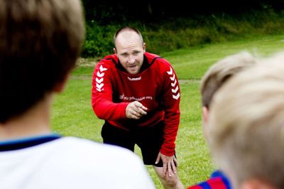 Den tidligere Silkeborg-angriber Henrik "Tømrer" Pedersen er en af favoritterne.