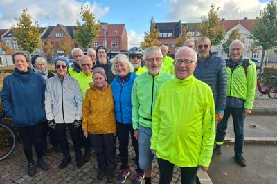 Cyklisterne fra Idræt om Dagen cyklede 42 kilometer onsdag. Halvvejs - på torvet i Kjellerup - fik de et hvil. Forrest ses Kjeld Bjørn fra Silkeborg og lige bag ham, Kaj Schmidt.