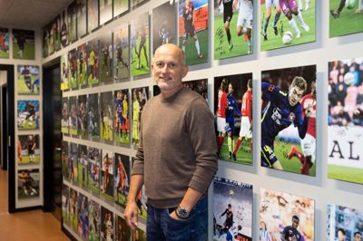 Akademichef Bent Christensen kigger med interesse på akademivæggen. Der hænger billeder af samtlige akademispillere, som har fået debut for førsteholdet. Datoen og deres signatur er sat på billedet.