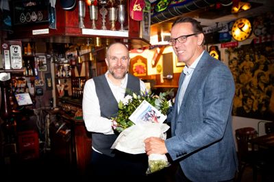 Henrik Tømrer Pedersen fik blomster, ligesom der er et stort diplom på vej. Her får han det overrakt af avisens sportsredaktør Peter A. Sørensen.