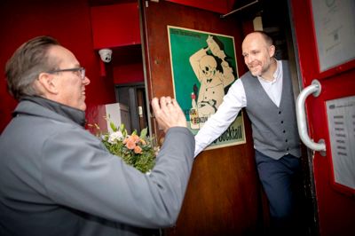 Henrik Pedersen blev yderst overrasket, da avisens sportsredaktør Peter A. Sørensen overbragte ham nyheden.