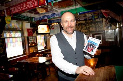 En glad Henrik Tømrer Pedersen med et lille forsmag på det diplom, der ifølge ham selv snart skal pryde væggene på Målet.