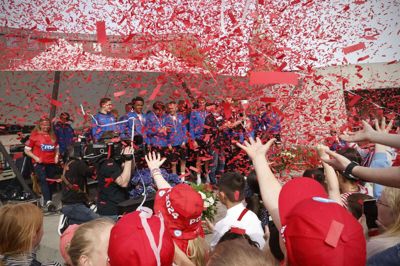 Torvet blev smurt ind i rød konfetti, da SIF-truppen trådte frem på scenen. Efterfølgende fik de mange fans mulighed for at tage et billede sammen med heltene, og SIF-spillerne gav sig også god tid til at skrive autografer.