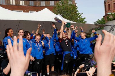 SIF-anfører Nicolai Larsen fik lov til at løfte trofæet endnu en gang.