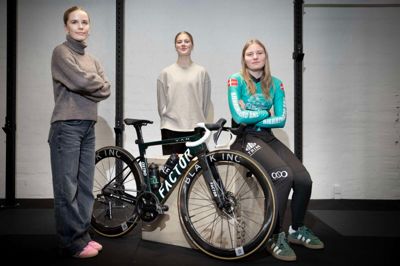 Mille Foldager Nielsen (t.v.) kører mest cykelcross og på landevej, Rosa Marie Nielsen (i midten) er mountainbikerytter og Ida Østergaard (til højre) kører BMX. Alle tre hører til de bedste i landet inden for deres felt.