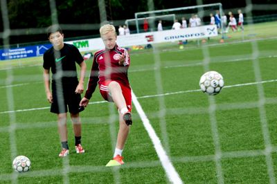 Mange unge fodboldspillere drømmer om at blive professionel. Men mange bliver hurtigt siet fra. Arkivfoto