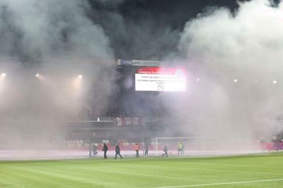 Kampen mod AaB blev afbrudt, da grupperingen »Ultras Drewsen« antændte cirka 40 romerlys på »Den Røde Tribune«. To af disse blev kastet ind på kunstgræsset.