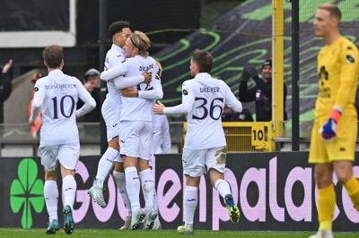 Kasper Dolberg fejrer sit første ud af tre mål mod Cercle Brugge med Anderlecht-holdkammerater. Foto: Ritzau Scanpix