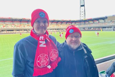 Der var trods alt smil på læberne hos Troels Madsen og sønnen Jannik, som i mange år har fulgt Silkeborg IF. - Jeg tror på, at det nok skal blive godt, siger Jannik Madsen.