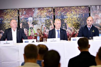 Kent Madsen er her til venstre, mens Benjamin Boycott er til højre. I midten er det formand Henrik Lyhne. Foto: Jakob Stigsen Andersen