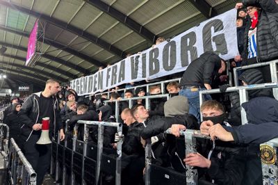 Martin Ellesen ses her øverst til højre, hvor han hjælper SIF-fansene med at holde et banner, der driller FC Midtjylland med Erik Sviatchenkos rødder i den rivaliserende klub Viborg FF.
