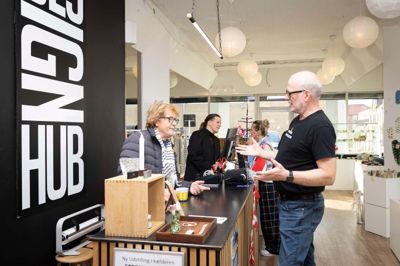 Der var gang i de gode snakke blandt iværksætterne i Design Hub, da avisen forleden var på besøg den dag, butikken fyldte fem år. I baggrunden kan man skimte Gitte Aaskov, Aaskov Design (t.v.) og Maria Lyhne Buck, Kostbar by Lyhne. Til venstre ses Bo Jensen, Sea Art, samt Erik Borg, Borgs Bryghus.
