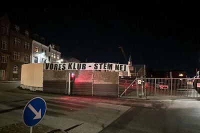 Midtjyllands Avis har fået tilsendt flere fotos af store bannere, der er blevet placeret forskellige steder i Silkeborg.