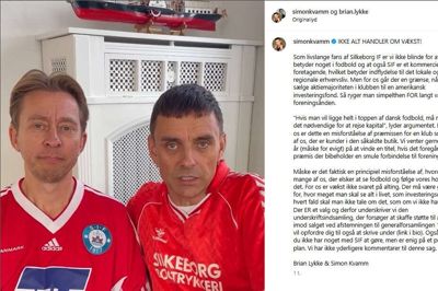 Bemærk at en kopi af hjuldamperen Hjejlen står i baggrunden. Og Silkeborg Bogtrykkeri på trøjen af Simon Kvamm.