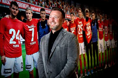 Jakob Brunsborg er her foreviget på Jysk Park, men den lokale erhvervsmand og familien virker ikke umiddelbart som de store fodboldfans.