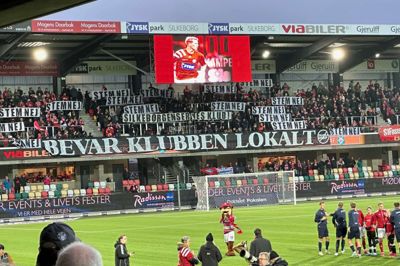 Stem nej, lød opfordringen fra en del af fodboldfansene. Onsdag sagde flere end 300 aktionærer dog ja, og udenfor på parkeringspladsen blev der tændt fyrværkeri og smidt med kanonslag, som muligvis gav en træner problemer med hørelsen.