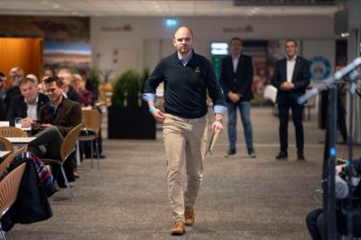 Benjamin Boycott var på talerstolen, efter salget var en realitet.
