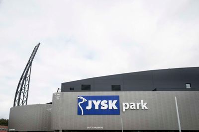 Midt under den årlige julecup blev børn og trænere forstyrret af kanonslag og politiudrykninger til parkeringspladsen foran Jysk Park.