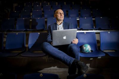 - Vi er sat i verden for at spille om titler. Vi jagter finaler, som giver en mulighed for at række armene i vejeret og stå med en pokal. Det er først og fremmest det, som det handler om. Men det specielle ved pokalturneringen er, at det også betyder noget rent økonomisk at være med. Når man sidder med ansvaret for bundlinjen, smiler man selvfølgelig også over det, siger BSH-direktør Jesper Schou, der glæder sig til endnu et Final4-stævne. Foto: Jakob Stigsen Andersen