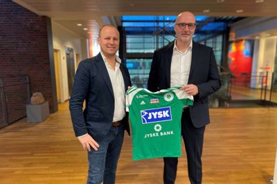 Silkeborg-Voels direktør, Jakob Andreasen, og Lars Stensgaard Mørch (t.h.), ordførende direktør i Jyske Bank, glæder sig begge over, at Silkeborg lige nu har succes på flere sportsfronter. - Der er ingen tvivl om, at kombinationen mellem Silkeborg-Voel, BSH og SIF sætter Silkeborg på landkortet ud over, hvad vores størrelse berettiger til, siger Lars Stensgaard Mørch.