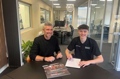 Malte Ebdrup er her med teamchef Henrik Lundgaard. foto: racegroup