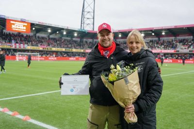 I marts blev Kasper Møller kåret til årets SIF-fan efter en afstemning blandt klubbens tilhængere. Han fik i den forbindelse overrakt blomster af fan- og eventkoordinator Camilla Jensen. - Når man er gift og har to børn, er det ikke altid let at bruge mange timer på fodboldkampe, og min kone har også været efter mig. Men nu kan jeg sige, at der kommer lidt ud af det. Hun fik trods alt en buket blomster, lyder det med et grin fra Kasper Møller.