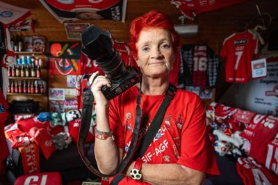 Ulla Myrhøj viste sit fanlokale på førstesalen i hjemmet i Hvinningdal frem for TV2 i forbindelse med optagelserne til reportageserien »Mere end en klub«. Foto: Carsten Overbye/Kompagniet/TV2