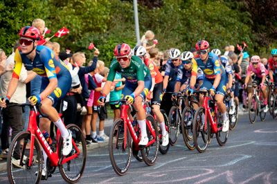 Postnord Danmark Rundt runder jævnligt Silkeborg. Her fra 2023, hvor Mads Pedersen i grøn trøje ligger med kollegerne fra Lidt-Trek på stigningen i Hvinningdal.