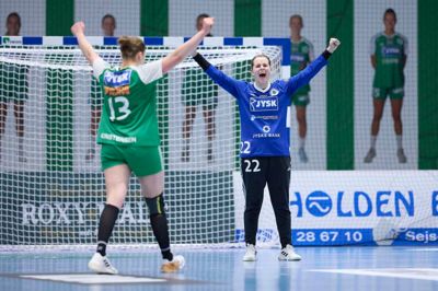 Stine Bonde (th.) og Mathilde Kristensen møder i de sidste syv runder af grundspillet fire af de klubber, der ligger lige bag Silkeborg-Voel i tabellen.