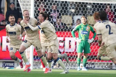 Rasmus Thelander jubler efter sin scoring.