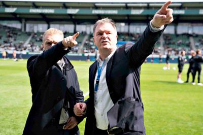 Morten Jensen (t.h.) har været administrerende direktør i Viborg FF siden 1. august 1999. I de seneste år er tilskuerne begyndt at strømme til Energi Viborg Arena. - Det er blevet mere moderne at gå til fodbold, end det har været tidligere, vurderer han.