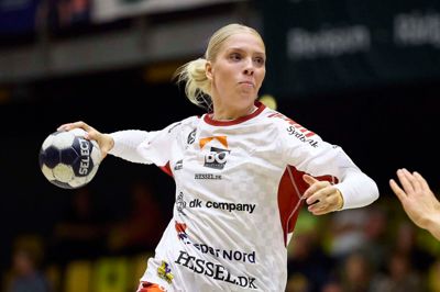 Julie Scaglione er klar til at skyde med skarpt for landsholdet. Den 21-årige skytte står foran sin anden slutrunde med det danske A-landshold, efter at hun mandag blev udtaget til VM i Holland og Tyskland.
