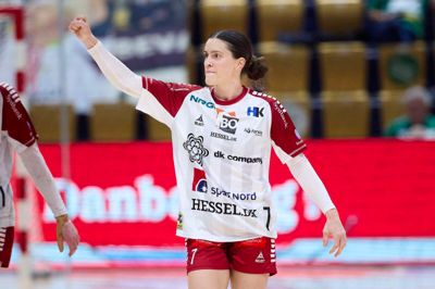 Anfører Stine Skogrand knytter næven efter endnu en sejr. Den norske topspiller scorede seks mål og leverede fire assists i storsejren over Ringkøbing.