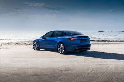 Med opdateringen får Model 3 endelig sin rigtige blinkerarm tilbage. Med forrige opdatering forsvandt den til fordel for besværlige knapper i rattet. (PR-foto). Tesla/Ritzau Scanpix