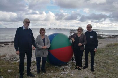 De fire musikalske Ikast-folk, der tog initiativ til »Opera på Stranden« gik for Folkebladets skyld ud på stranden med Storebæltsbroens 254 meter høje pyloner i baggrunden. Fra venstre er det Aage og Hanna Christiansen, Inge-Lise og Niels Ole Vestergaard-Poulsen.