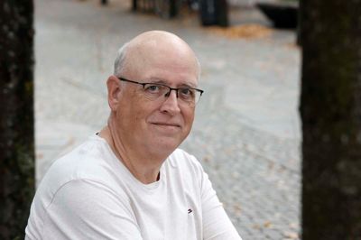 - I det mindste er det positivt, at vi ikke skal skære ned, siger Kim Riisom Gadegaard om de økonomiske udsigter i 2025 for Lind Skole, hvor han er nyvalgt formand for skolebestyrelsen.
