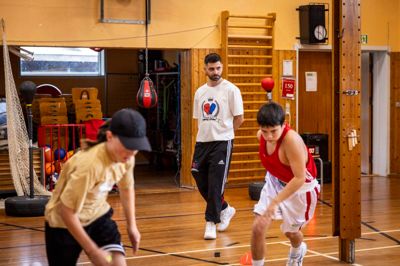 Alex Tifache under træningen i bokseklubben BK Talent Sdr. Felding, som han stiftede i 2023. Lørdag er klubben vært for et boksestævne i Det Legende Hus.