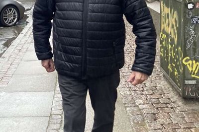 Jens Bundgaard var hele sit arbejdsliv en travl købmand med forretninger i Skarrild, Kibæk, Snejbjerg og Herning. Som pensionist blev der tid til andre ting som at promovere hjembyen Skarrild og at nyde naturen i nærområdet. Her er han under et besøg i København hos sine voksne børn på vej til Glyptoteket.