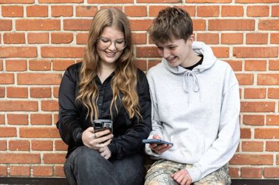 Nicoline Steenholt Pedersen (t.v.) og Johanne Holm Sørensen har et liv, hvor telefonen meget, men veninderne har en klar plan for, hvordan de skærmene bruges på en sund måde, selv om farerne lurer derude.