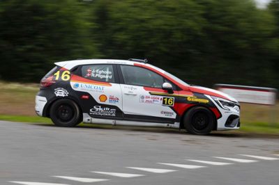 Der er også lokalt islæt i Rally Stoholm, når Rikke Pilgaard Petersen, Højslev, er co-driver hos chauffør Jacob Egholm. Parret fører Dansk Super Rally inden weekendens sæsonafslutning.