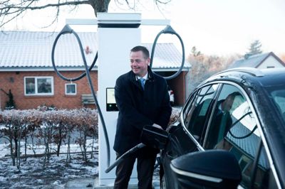 Mandag 8. januar var transportminister Thomas Danielsen (V) i Haderup for at indvie otte nye lynladere i centrum af byen, og det er især centrum, der kommer til at nyde godt af den kommende byfornyelse i Haderup.