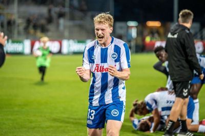 Julius Berthel Askou jubler efter en sejr over Randers med OB. Han har spillet i den fynske klub siden 2022, da han var 16 år.