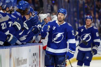 Oliver Bjorkstrand bragte Tampa Bay Lightning foran mod Ottawa Senators, der havde Lars Eller på holdet. Gæsterne fra Ottawa vandt 5-4.