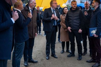 Den ukrainske by Bucha blev i foråret 2022 angrebet af russiske styrker. Siden befrielsen har byen kæmpet for genopretning og genopbygning. Nu gør en dansk finansiering på knap 26 mio. kr. fra EIFO (Danmarks Eksport- og Investeringsfond) og Grundfos Fonden det muligt at genopbygge byens vandforsyning.