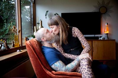 Sannes hjerneskade har vendt op og ned på hverdag, parforhold og familieliv og sat hele familien under et hårdt pres. Men trods de barske realiteter holder Sanne og Marc sammen.