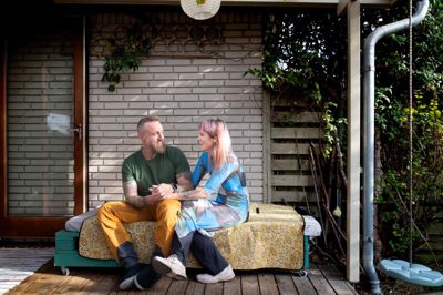 Det har været nogle hårde år, siden Sanne i 2019 ud af det blå faldt om med et epileptisk anfald og fik konstateret en medfødt misdannelse i hjernens blodkar. Hun er opereret i hjernen fire gange, og til foråret venter den femte operation.