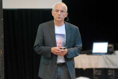 Kommunaldirektør Henning Hansen havde iført sig en t-shirt med Einstein på - og det gav en del opmærksomhed. Hvilket også var tilsigtet.