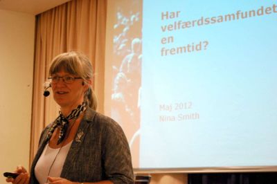 Professor Nina Smith - hun burde have en obligatorisk halv time i prime time på tv - hver uge. En oratorisk og økonomisk begavelse ud over det sædvanlige